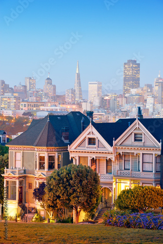 USA, California, San Francisco, Victorian houses on Steiner Street at Alamo Square in front of the skyline