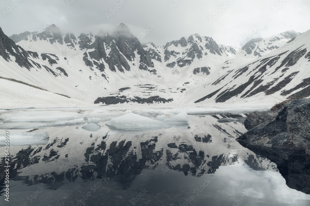 Obraz premium Iceberg Fragments Drifting on Calm Glacial Lake Water