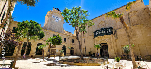 Cuadro en lienzo The historic courtyard of Grand Master's Palace in Valletta, Malta