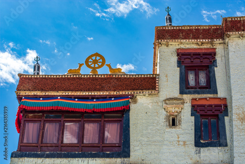 Foto Dharma wheel and deer on the roof of Lamayuru Monastery, Ladakh