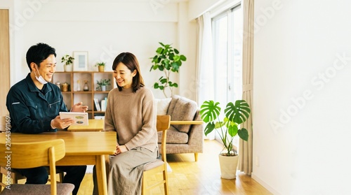 タブレットを使って女性に説明をする作業着の男性スタッフ
自宅のリビングでリフォームや見積もりの相談をする女性と業者
笑顔で接客・提案をする作業員と顧客の女性（ライフスタイル・訪問サービス）
住宅点検・設備の説明を受ける明るい部屋の女性
