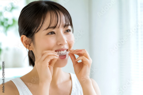 Obraz w ramie マウスピース矯正を装着する女性