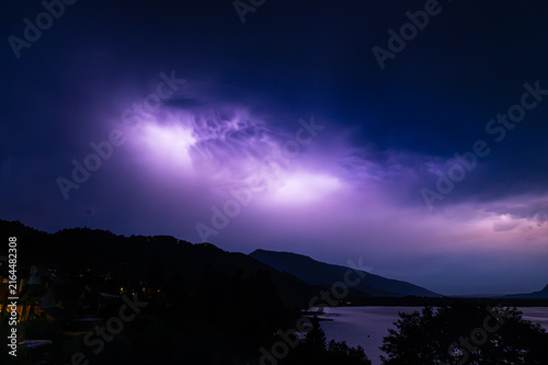 Quadro su tela Ciel d'orage sombre et dramatique au dessus d'un lac de nuit, une lueur d'éclair