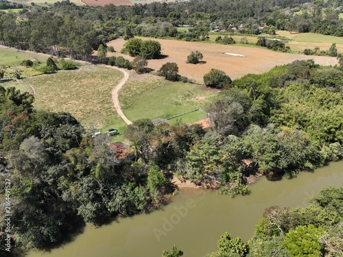 O rio Jaguari e a sua APP - Área de Preservação Permanante, na zona rural da cidade de Amparo, interior do Estado de São Paulo, em imagem aérea