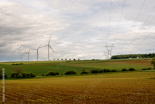 Eoliennes et lignes électriques dans un paysage rural