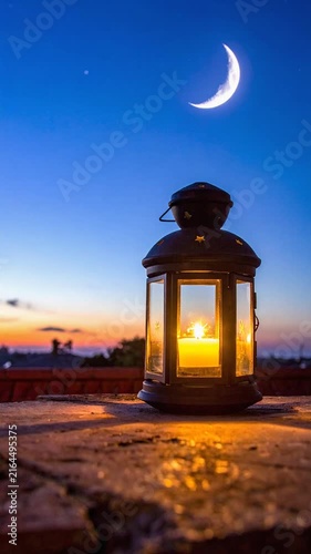 夕暮れの三日月と揺らめく灯火が幻想的なランタン　星空の下で温かな明かりが落ち着いた雰囲気を与えるコピースペースのある静寂な夜景の縦長ビデオ素材