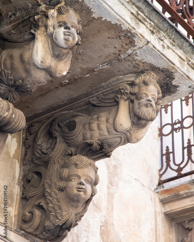Fotografía Modica, Italy; 1st August 2026: Baroque architectural detail with carved grotesque face and ornate stonework on a balcony in Sicily