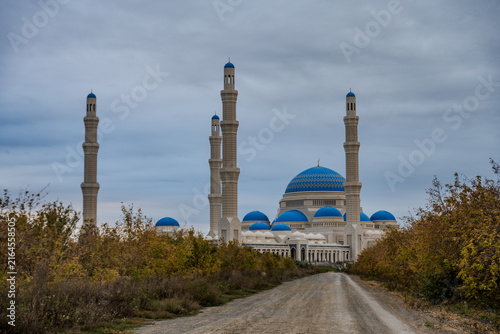 Foto Astana Grand Mosque under a cloudy sky in Kazakhstan