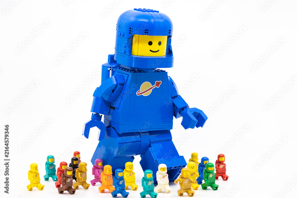 Naklejka premium Hong Kong, June 8, 2026: A giant spaceman stands behind a lineup of eleven classic space minifigures.