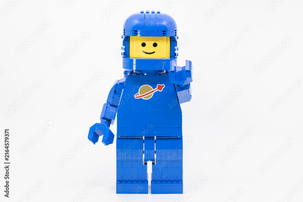 Naklejka premium Hong Kong, June 8, 2026: A giant classic LEGO spaceman waves happily with a raised hand as a cheerful greeting.