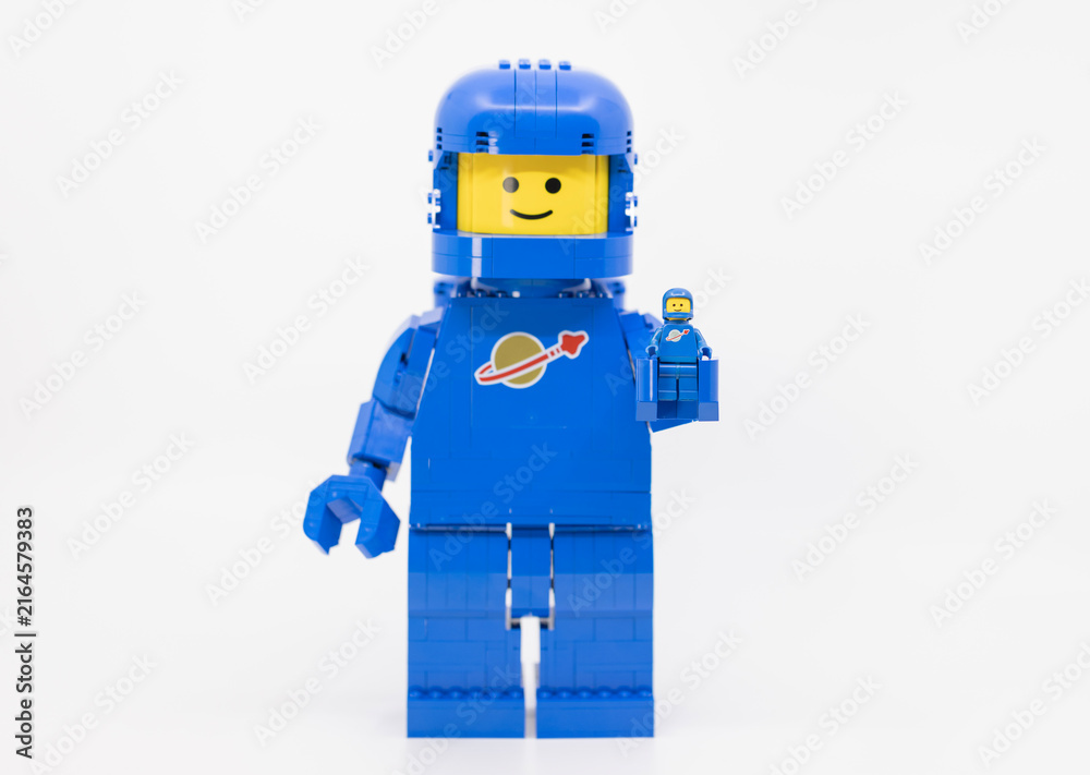 Naklejka premium Hong Kong, June 8, 2026: A giant classic LEGO spaceman waves happily with a raised hand as a cheerful greeting.