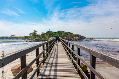 Konstfotografi ponte sobre o mar na praia da Armação na ilha de Florianópolis - SC