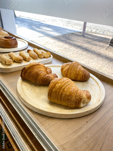 croissants y panes en vidriera de cafeteria