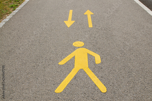 Canvastavla Yellow pedestrian walkway sign and bidirectional arrows painted on pavement
