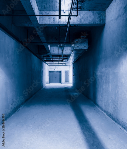 Fotografía Desolate Urban Corridor with Industrial Features and Subtle Lighting
