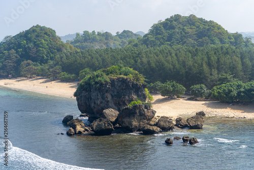 Fotografie A vast expanse of rocky outcrops viewed from the clifftop at Tanjung Penyu, Malang