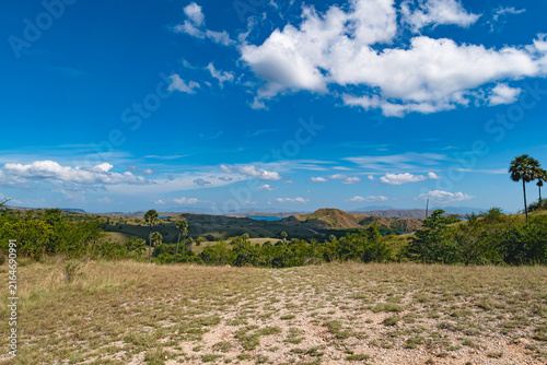 Foto Stunning tropical landscape of Rinca Island featuring green hills, pristine coas