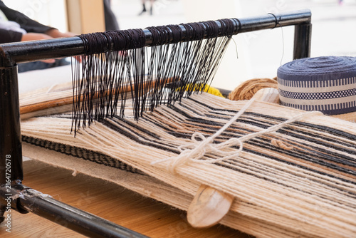 Fotografie traditional sadu weaving on wooden loom uses minshaza tool to pack weft thread tightly