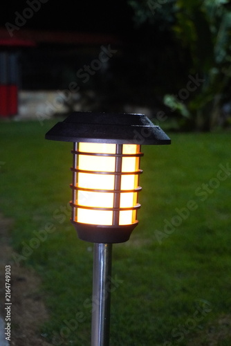 Farol o luminaria en prado, o jardín.