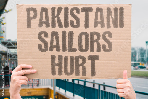 Quadro su tela "Pakistani sailors hurt" Six crew members injured in shipboard fire