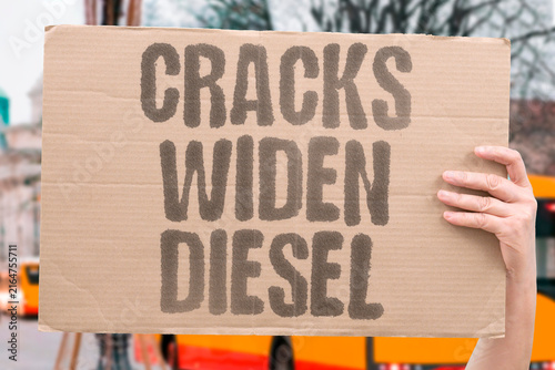 Quadro su tela "Cracks Widen Diesel" The price spread for fuel increases