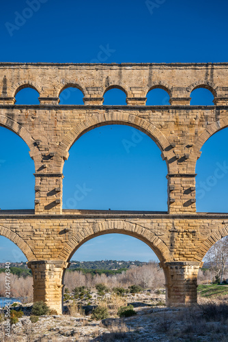 Pont du Gard antique en pierre au-dessus de la rivière Gardon