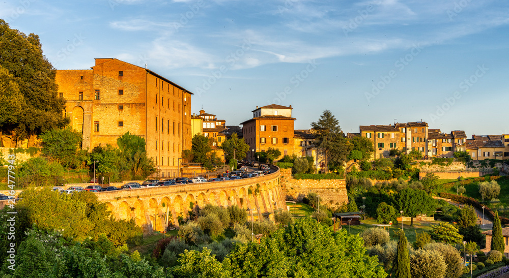 Fototapeta premium Blick auf die historische Stadtmauer mit der gewölbten Straße Via Paolo Mascagni, alte Stadtbefestigung, Siena, Toskana, Italien,
