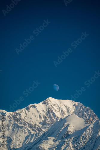 Paysage enneigé du Mont-Blanc avec la lune et une piste de ski