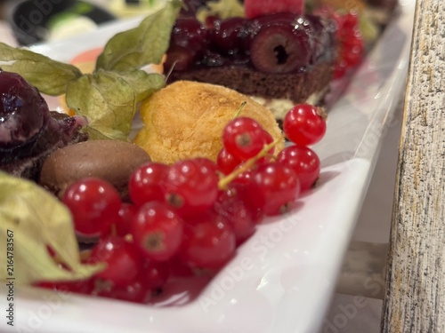 Ein Dessertbuffet fertig zum Verzehr
