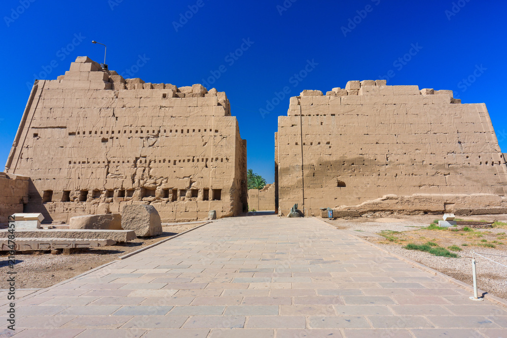 Fototapeta premium Karnak Temple Complex in Luxor – Ancient Egyptian Columns, Hieroglyphs and historic landmark, Egypt