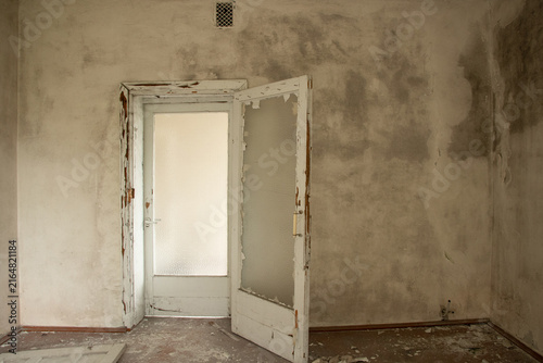 Фотография An abandoned old building without renovation and with signs of dampness and mold
