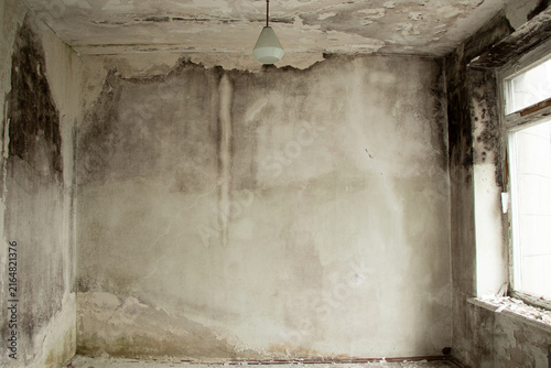 Фотография An abandoned old building without renovation and with signs of dampness and mold