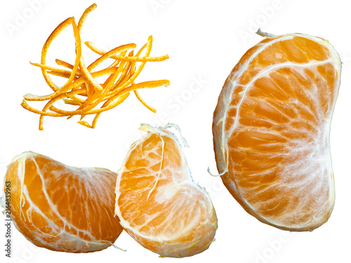 Bild auf Leinwand Fresh mandarin orange segments with shredded orange zest isolated on transparent
