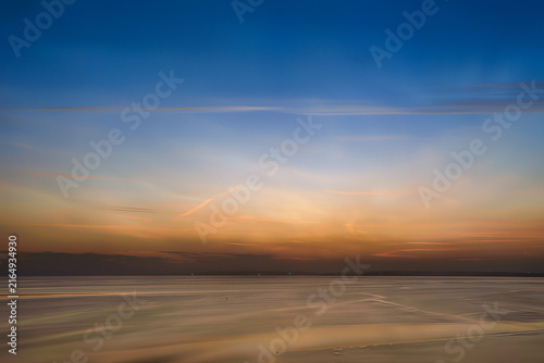 Foto Long exposure blue hour seascape with silky smooth water under a deep blue sky a
