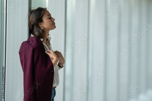 Fotografía Professional woman feeling peaceful moment by window