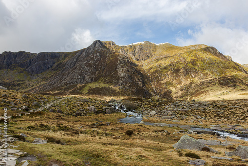 Foto Welsh Mountain landscape with water streaming down Cwm Idwal, Snowdonia National