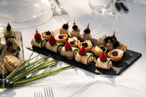 фотографія Assorted gourmet finger food with fresh berries, herbs and creative presentation