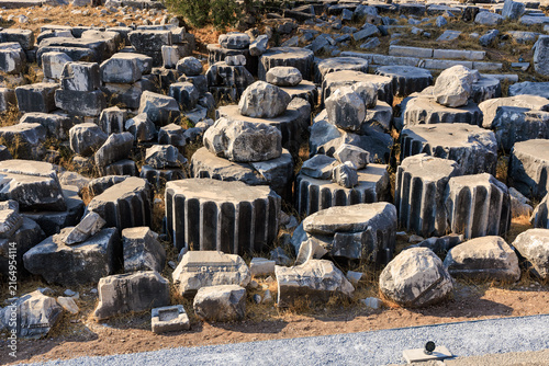 Fotografía Ancient Greek ruins with doric columns remnants in outdoor archaeological site