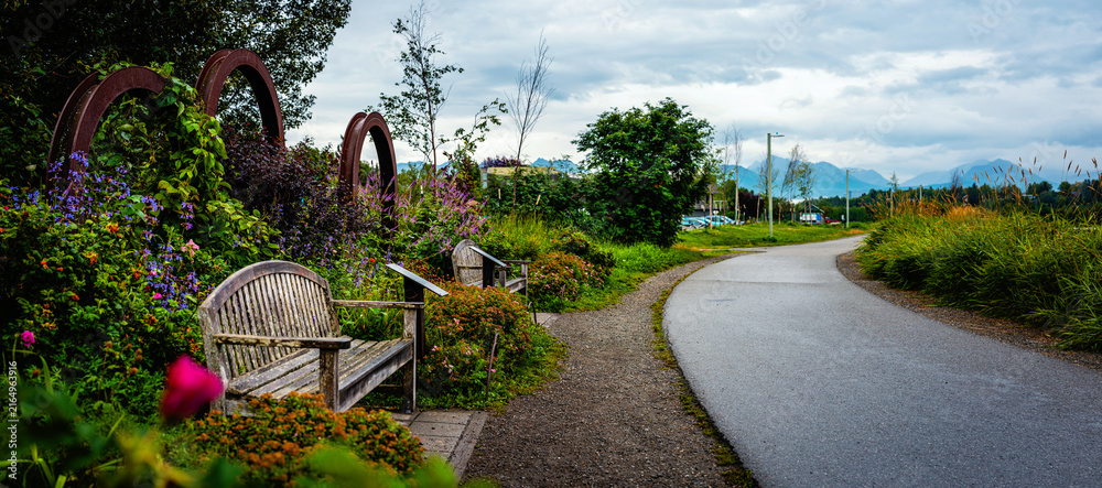 Obraz premium Bench along the walking trail of Anchorage coastal riverwalk in Alaska