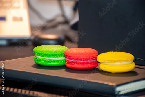 Obraz na płótnie macaroons on a wooden table, Colorful Green Red and Yellow Macarons