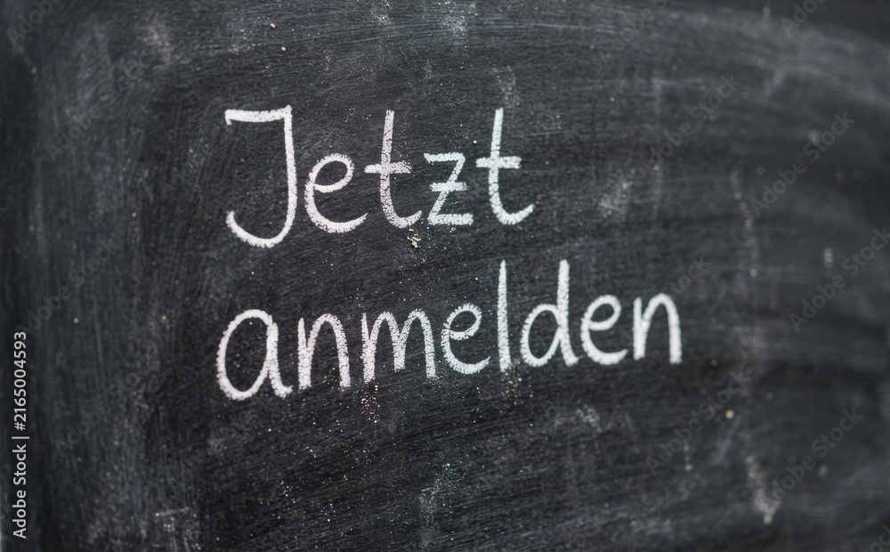 Fototapeta premium Jetzt anmelden Aufschrift an Tafel fur Registrierung und Einschreibung