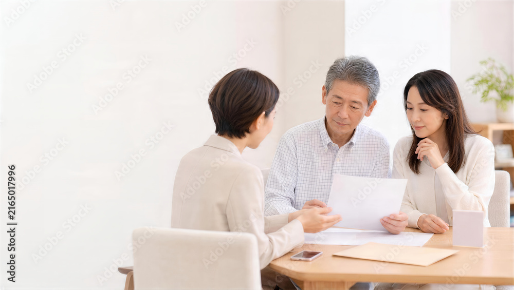 Fototapeta premium 高齢男性と家族が運動習慣を相談する場面