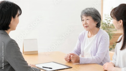 高齢女性と家族が契約内容を確認する相談風景