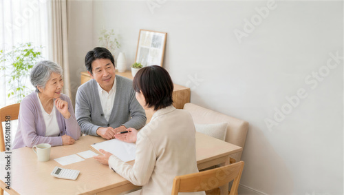 Plakat 高齢夫婦と相談員が住まいと家計を相談する場面
