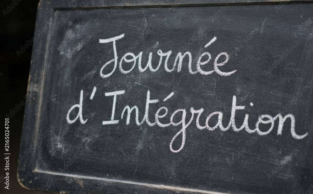 Fototapeta premium JournÃ©e d IntÃ©gration, tableau noir avec inscription ecrite a la craie pour evenement scolaire ou professionnel d acceuil des nouveaux venus