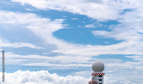 Foto Weather observations radar dome station against blue sky and white fluffy clouds