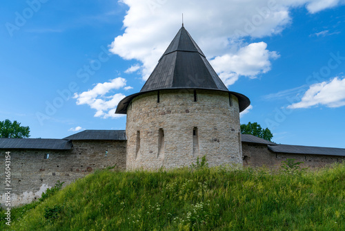 Foto Izborsk Tower of the Holy Dormition Pskovo-Pechersky Monastery on a sunny summer