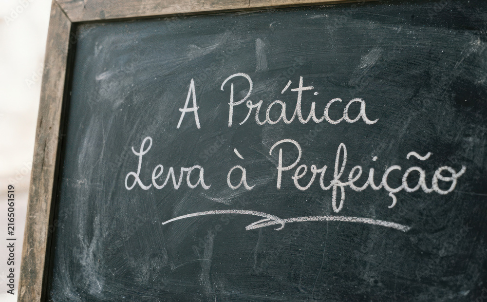 Fototapeta premium A Prática Leva à Perfeição lousa com frase motivacional em português para educação e foco