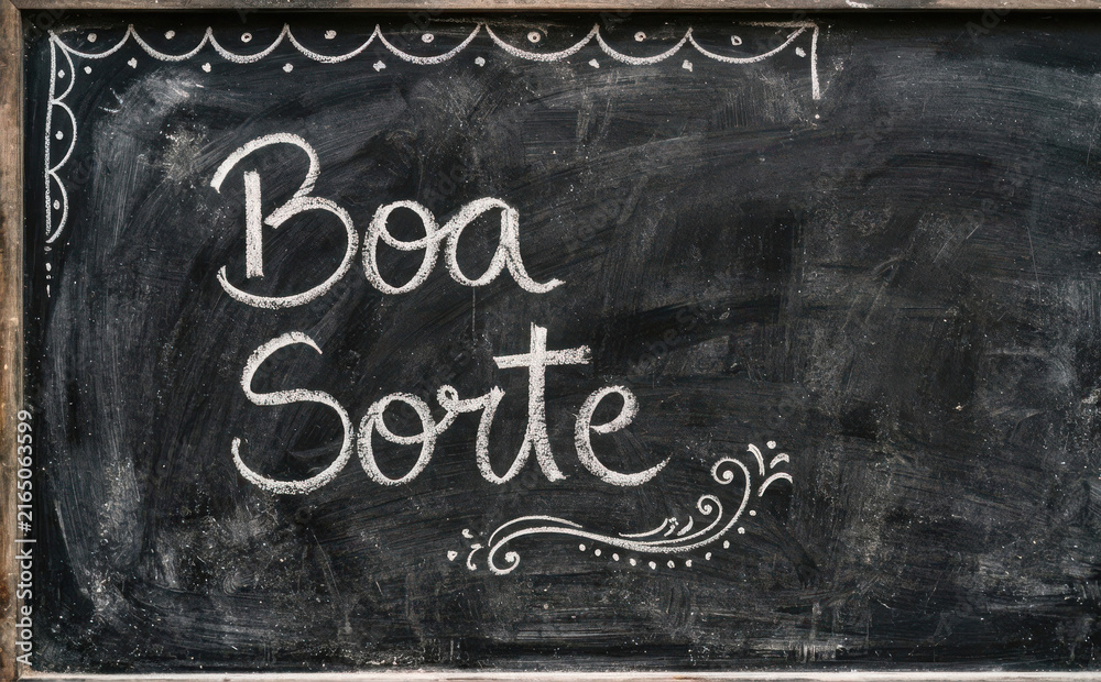 Fototapeta premium Boa Sorte escrito a giz em lousa preta, conceito de sucesso e motivacao para mensagem positiva
