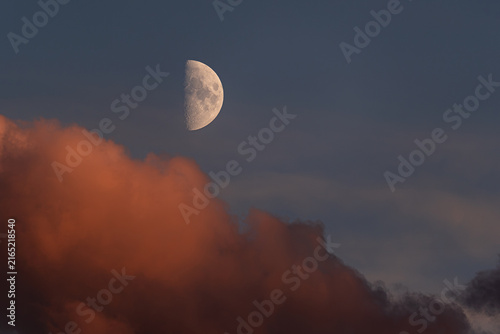 Halbmond mit Wolken